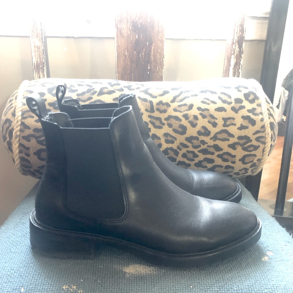 Steve Madden Booties sz.7 Black Leather Pull on